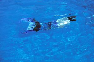 Eine Meerjungfrau unter Wasser, von oben fotografiert