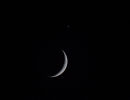 Schmale Mondsichel, dar&uuml;ber die Venus