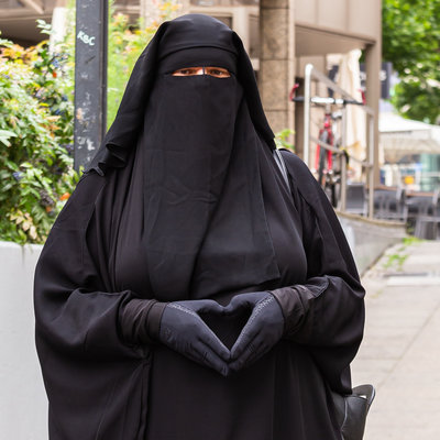 Eine Frau mit Jilbab und Niqab, ganz in Schwarz